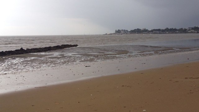 Voilier échoué sur le front de mer