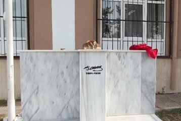 Atatürk Büstüne ve Türk Bayrağına Çirkin Saldırı