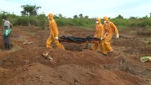 Ebola : en Sierra Leone, des volontaires ramassent des cadavres