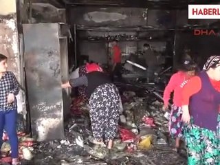 Protestocular Ateşe Verdi, Vatandaşlar Yağmaladı