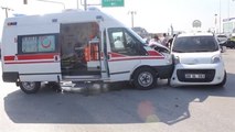 Ambulans Kamyonet ile Çarpıştı: 2 Yaralı