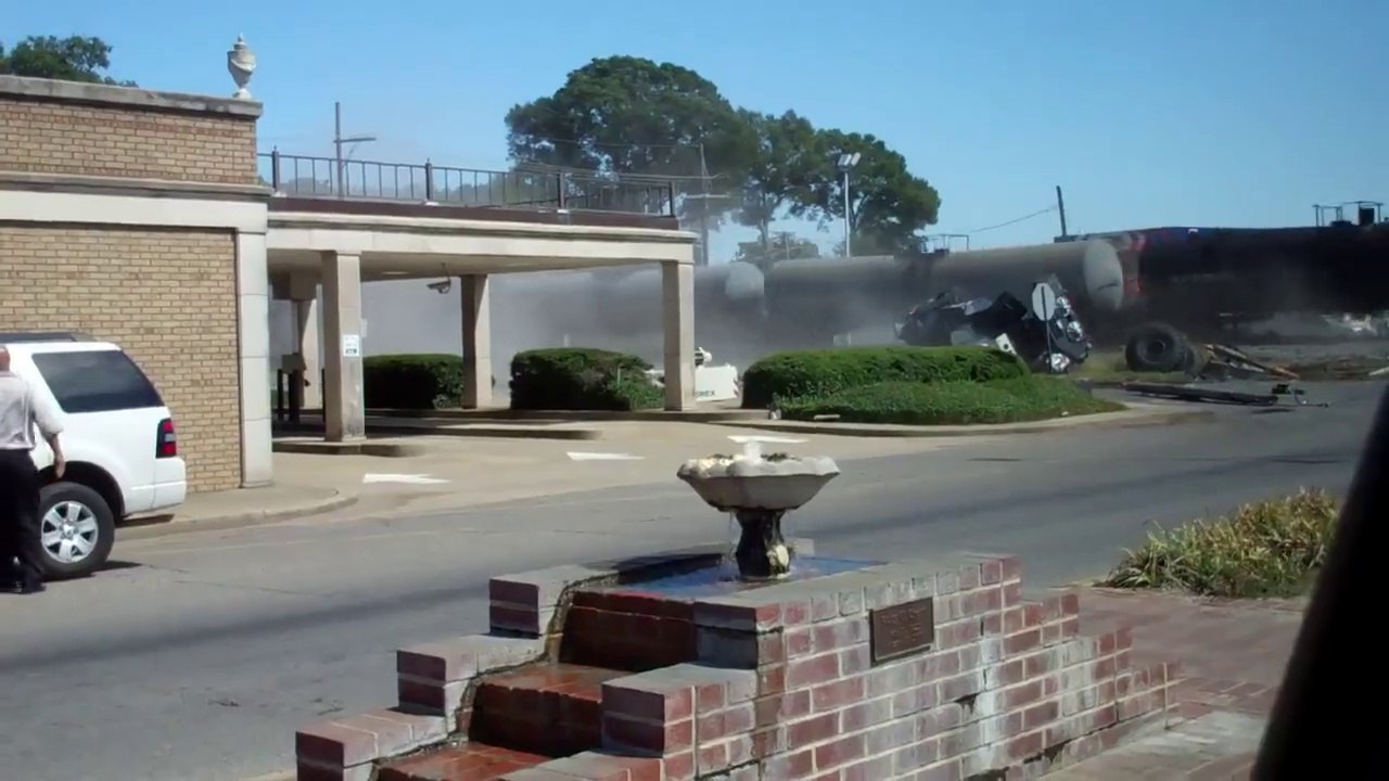 Un train explose un camion semi-remorque bloqué sur la voie ferrée!