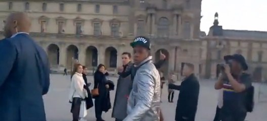 Jay-Z vexé par un touriste devant le Louvre