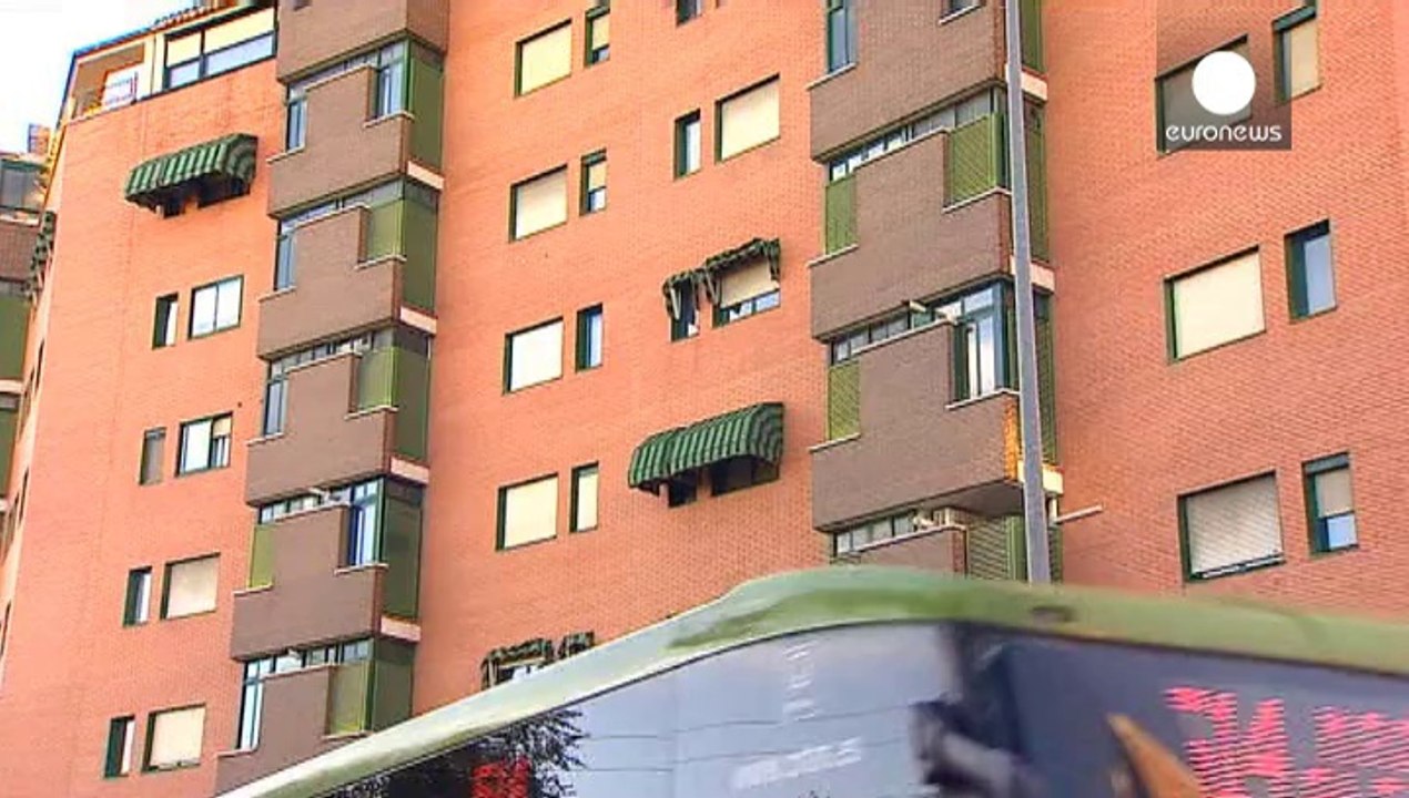 Ebola: Spain probes whether 'tainted glove' infected nurse