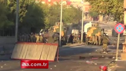 Bayrak İndirmeye Çalışanlara Silahlı Müdahale