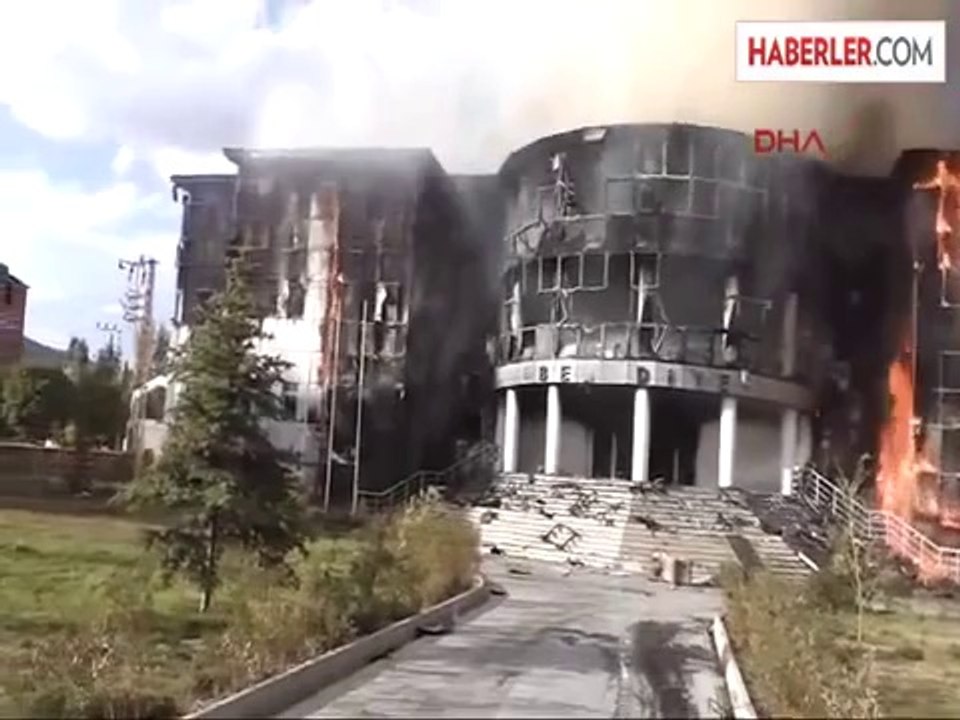 Patnos'ta Belediye Binası ve Araçları Yakıldı 2