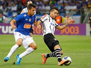 Descargar video: Ainda dá! Corinthians vence Cruzeiro e ainda sonha com título