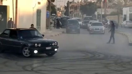 Un mec fait un drift et sort de ça caisse pour y re-rentrer, un malade !