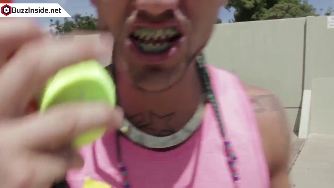 Le roi du tennis à des dents en or