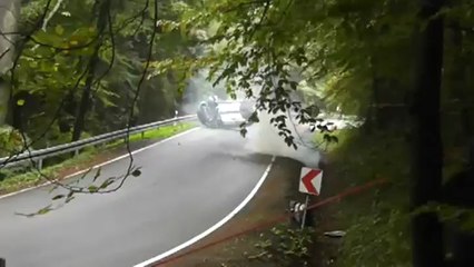 Énorme crash d'une voiture en rallye