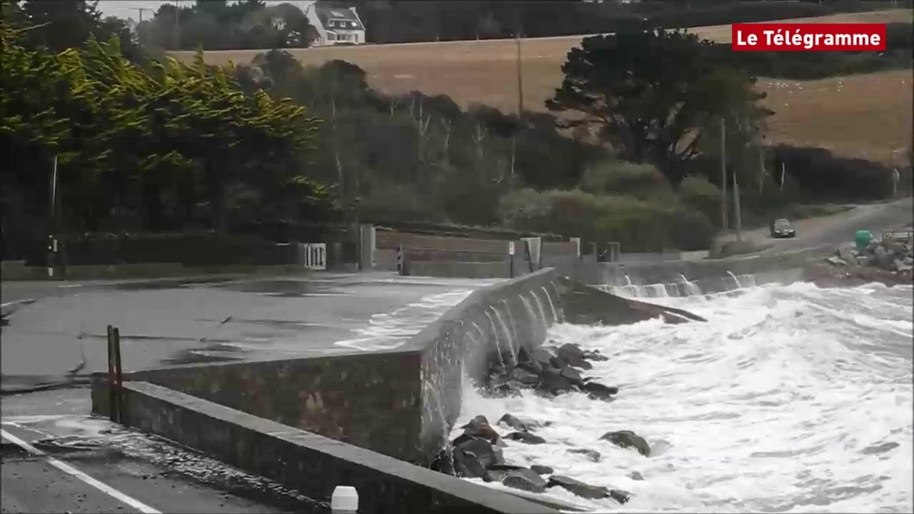 Crozon (29). Plage de Postollec : des vagues de forte intensité