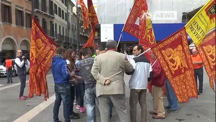 PROFUGHI, CONTESTAZIONI IN PIAZZA