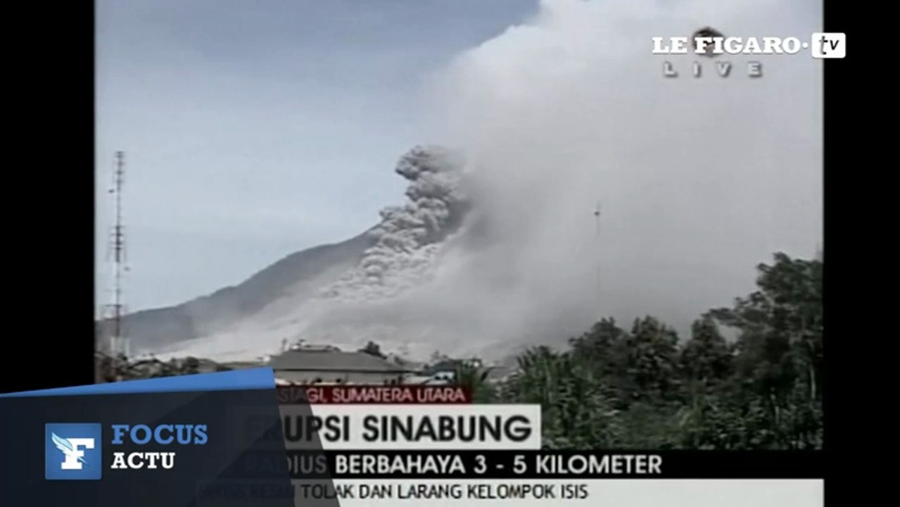 Indonésie : le volcan Sinabung crache des nuages de cendres