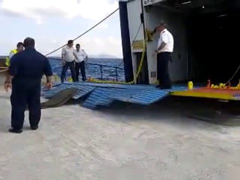 Embarquer des voitures dans un ferry en pleine tempête! Dangereux...