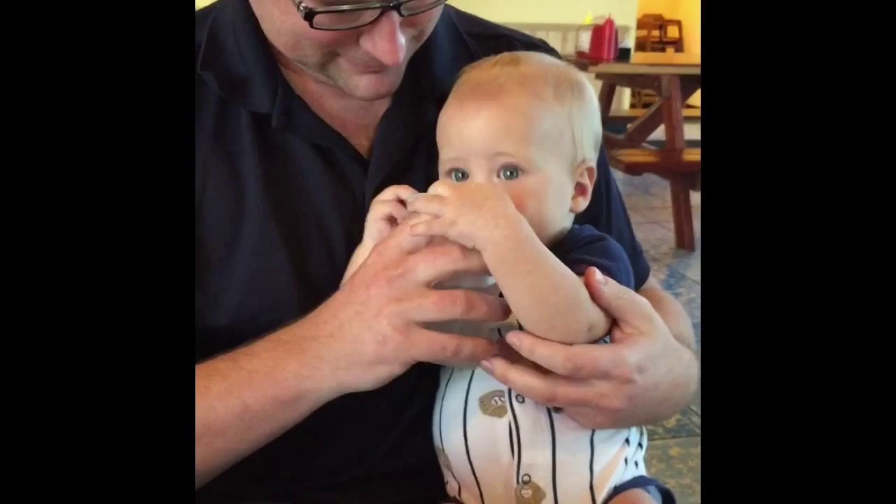 Ce bébé goûte de l'eau pour la première fois et adore ça!