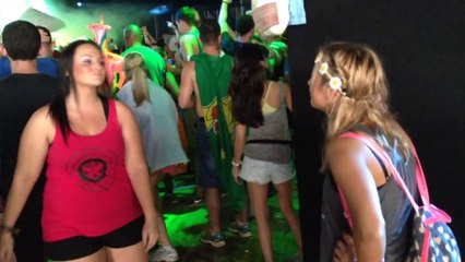 En plein festival, Elle traduit les paroles de la chanson en langue des signes pour sa copine sourde! Magique...