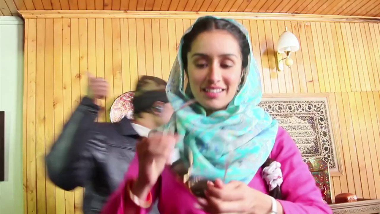 Haider - Shraddha Kapoor On Set - Shahid Kapoor - Behind The Scenes