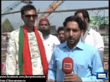 Dunya News - Man wearing clothes with currency notes of various countries in Azadi March