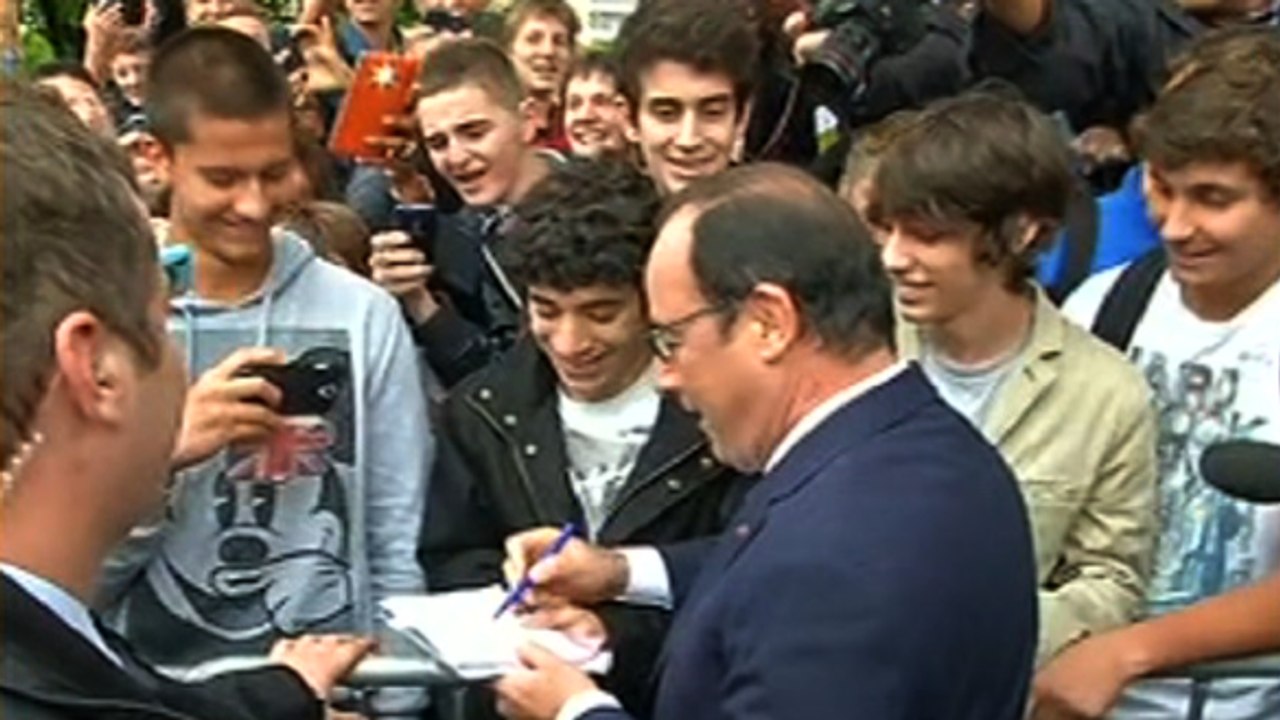 François Hollande signe un mot d'absence pour des lycéens
