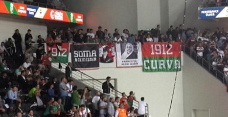 Karşıyaka Taraftarından Cumhurbaşkanı Erdoğan'a Pankartlı Protesto