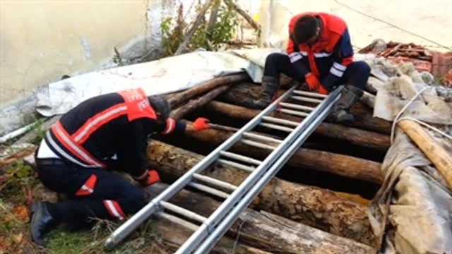 Zonguldak'ta Kuyuya Düşen Kedi Yavrusunu İtfaiye Kurtardı