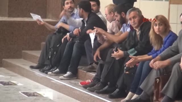 İzmir Avukatlardan Oturma Eylemi ve Suç Duyurusu