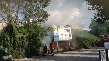 Teverola (CE)   Terra dei fuochi, incendio nei pressi dell'area mercato (071014)[1]