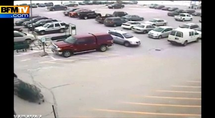 Il percute dix voitures sur un parking!