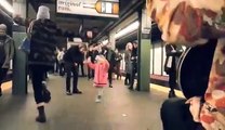 Une petite fille ambiance toute la station de métro en dansant sur la musique d'un musicien de rue