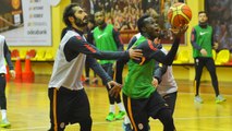 Galatasaraylı futbolcular basketbol oynadı