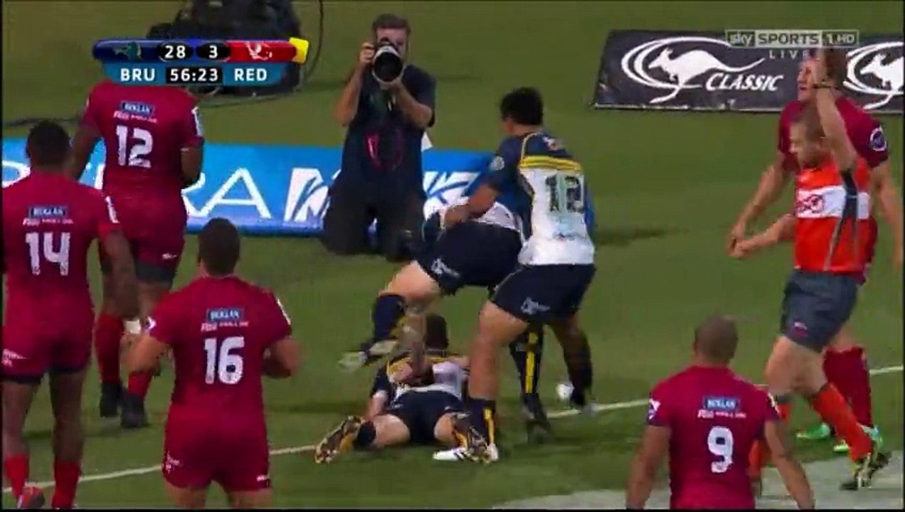 Super Rugby : le petit pont de Nic White sur Will Genia pour l'essai