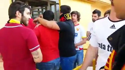 Il essaie de faire rentrer des bières dans un stade