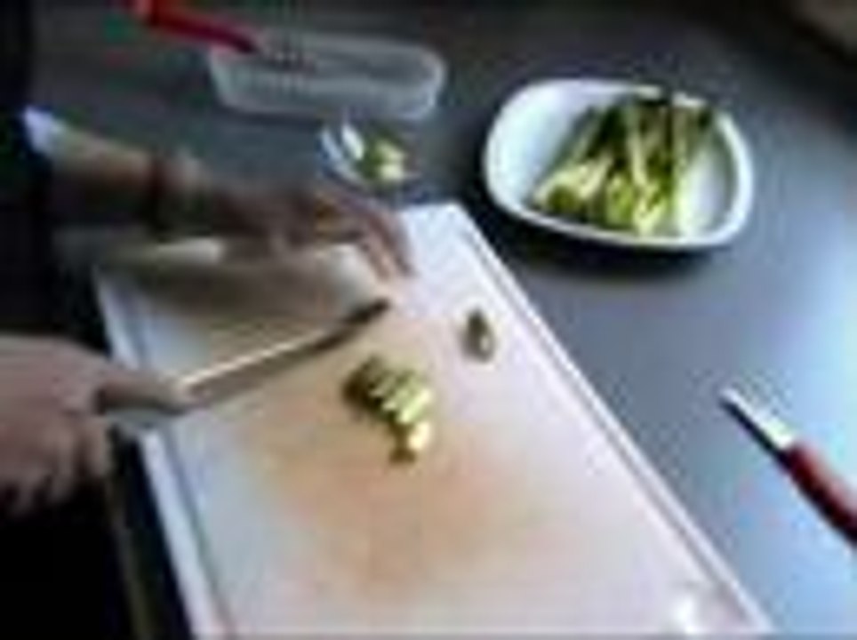 Red Kitchen - Folge 01: Warmer Spargelsalat mit grünem Spargel und Sesam