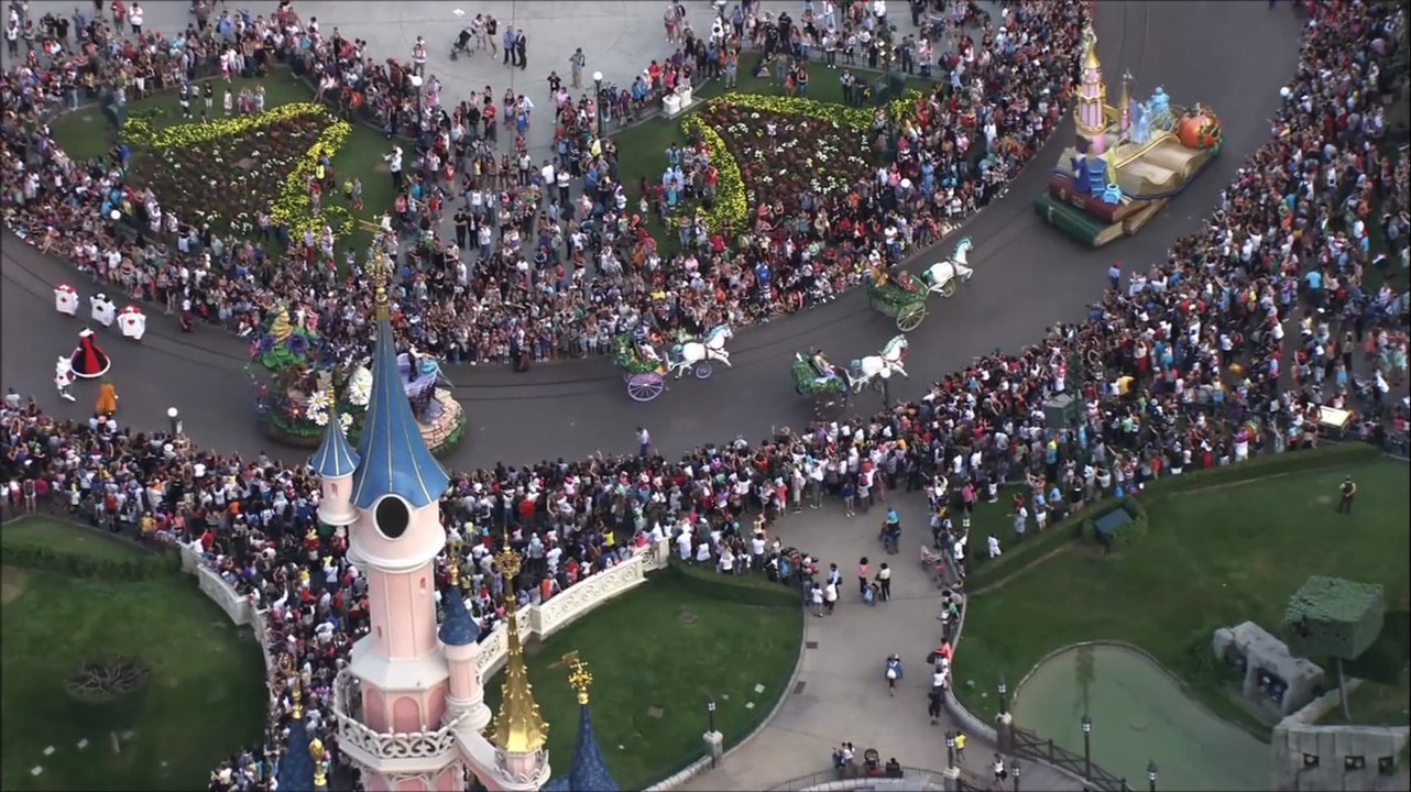 Disneyland Paris - La Magie Disney en Parade vue du ciel