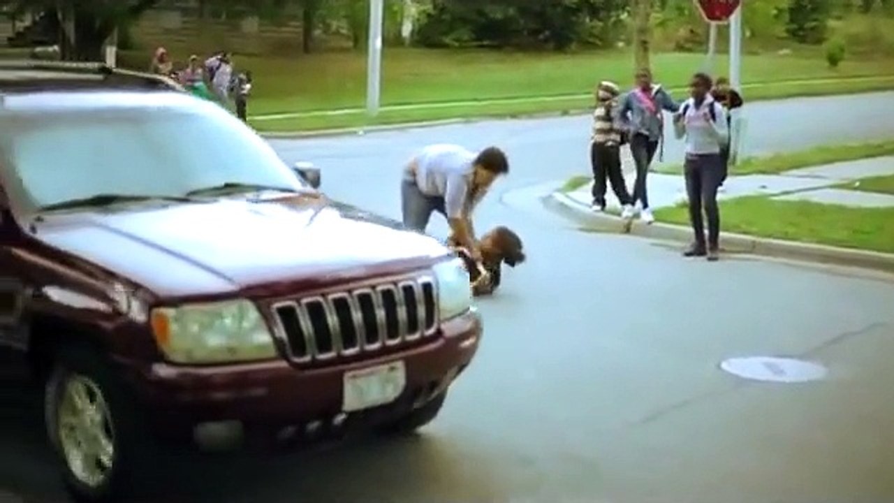 Fat woman attacks her Boyfriend in the Street & what happened at last will shock you.