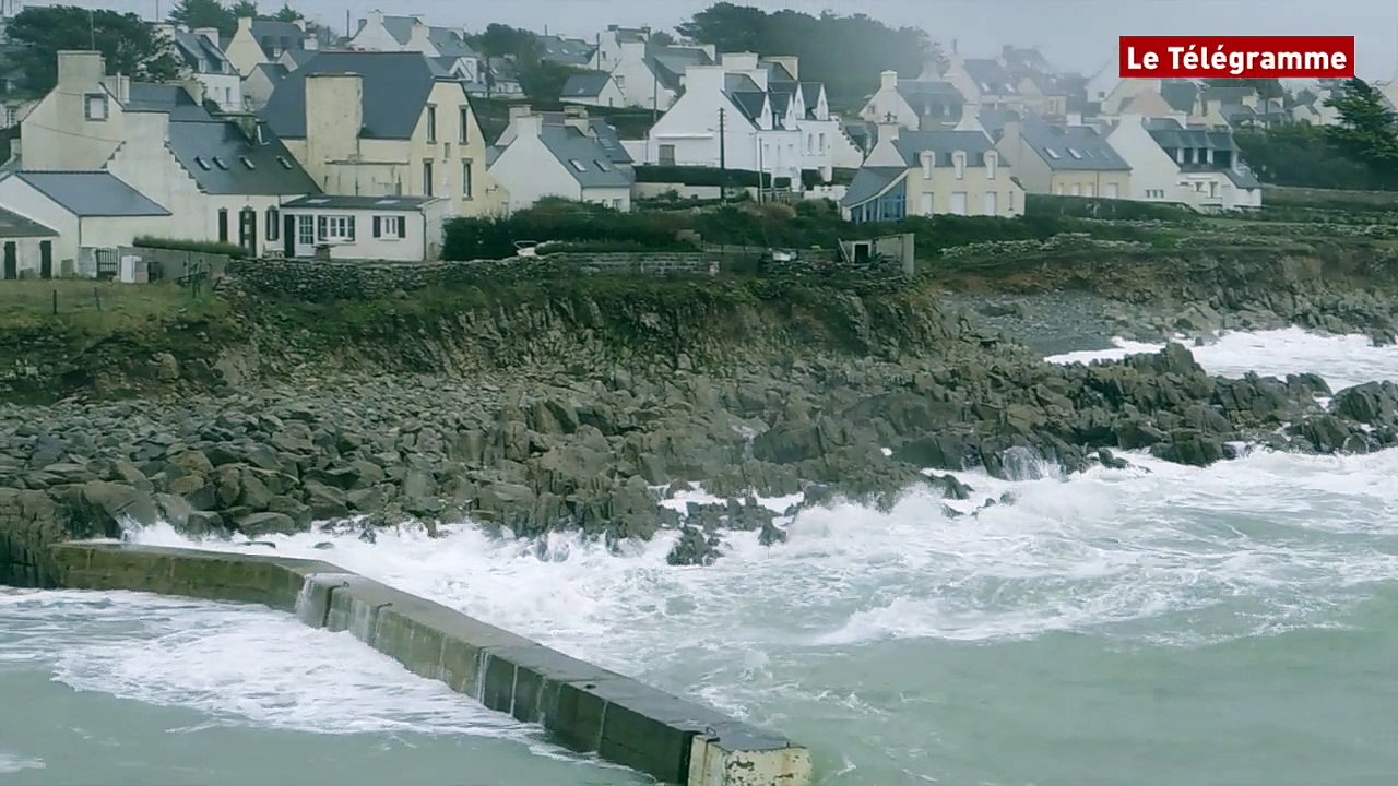 Plouhinec (29). Vagues à Pors Poulhan