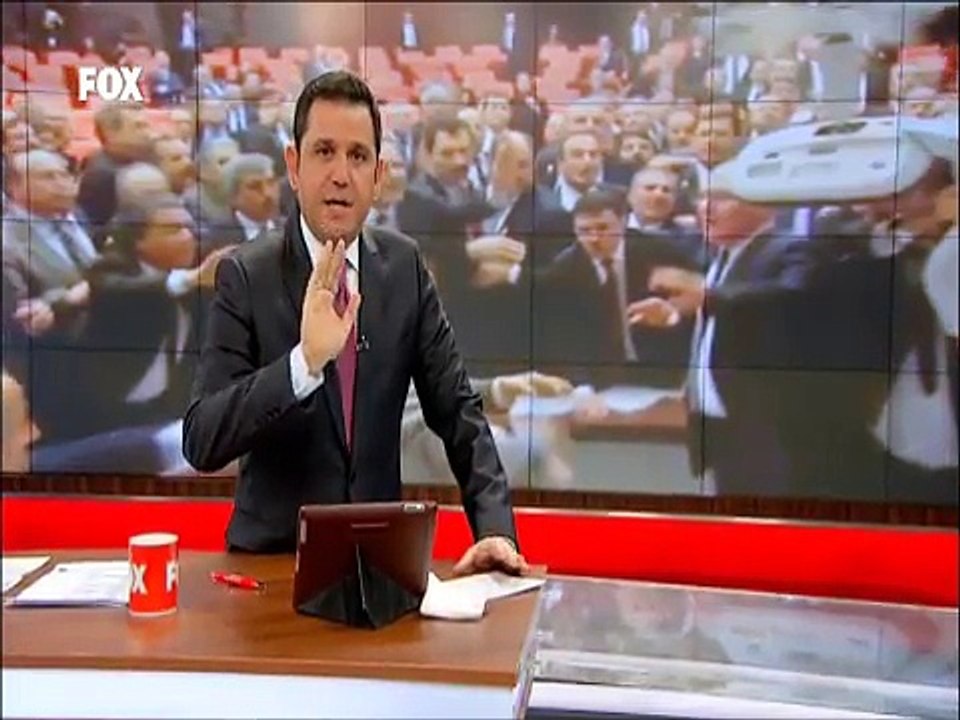 Sırrı Süreyya Önder AKP'lileri 'Bir Kılıç mesafesinden fazla yaklaşmayın' diyerek tehdit etti