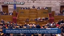 newsontime.gr - Ο Τσίπρας σκουντάει τον Βαρουφάκη για να ψηφίσει για ΠτΔ