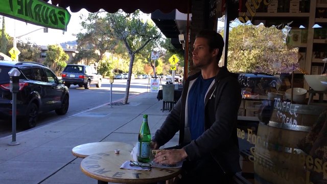 Un homme robot mange un sandwich