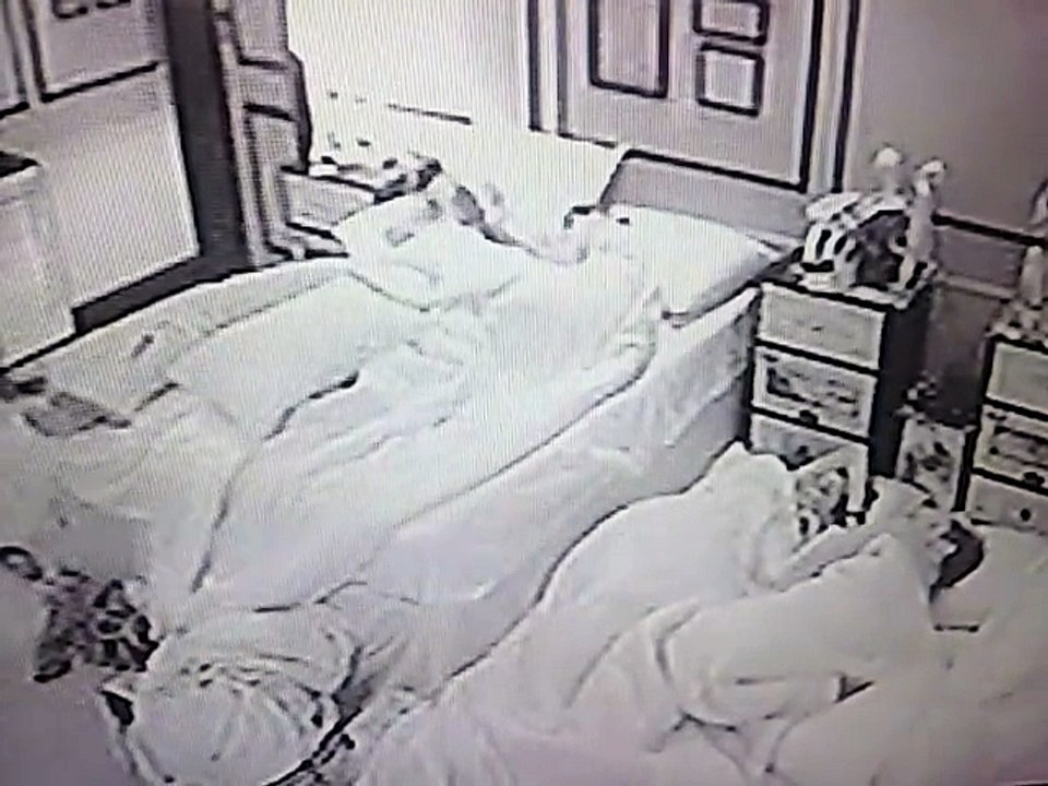 Amanda ameaça amarrar a cabeça da Mariza que nem defunto para ela parar de roncar. Tamires ameaça tapar a boca de Mariza com esparadrapo e brothers riem e fazem ameaças.