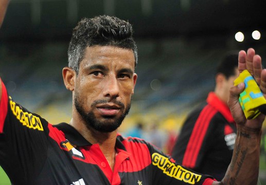 Dirigente fala sobre possível despedida de Léo Moura do Fla