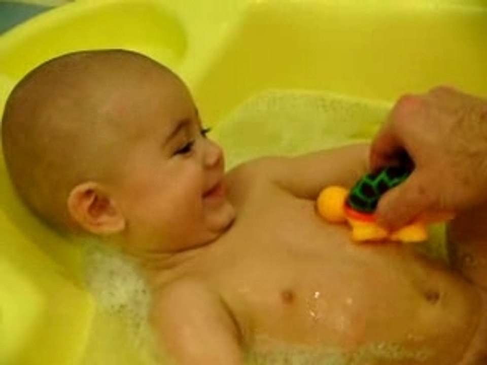 bain à 5 mois et fou-rire