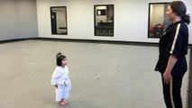 Une fillette de 3 ans ceinture blanche de Taekwondo récite le credo