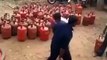 Dangereuse façon de Charger des bouteilles de gaz en Inde