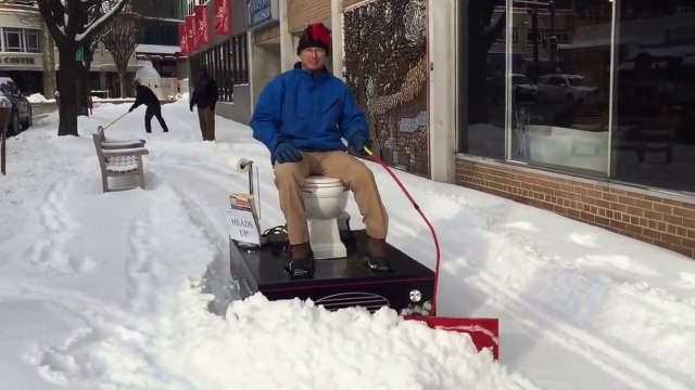 Weird machine to shovel snow : awesome toilet!