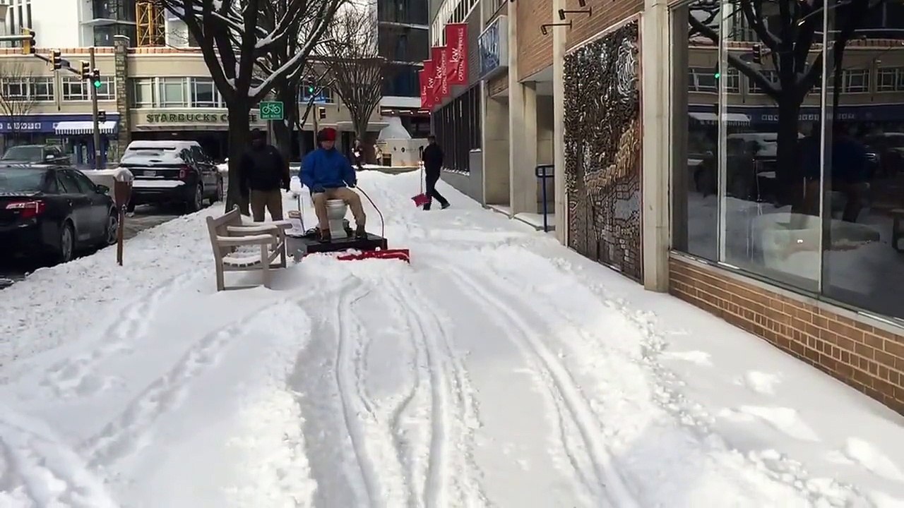 Curieuse machine pour déneiger les trottoirs. Des toilettes roulantes...