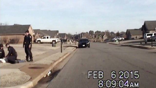 Ce policier américain met un grand père au sol très violemment!