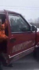 Descargar video: Un taré patine sur l'autoroute, accroché à une voiture!