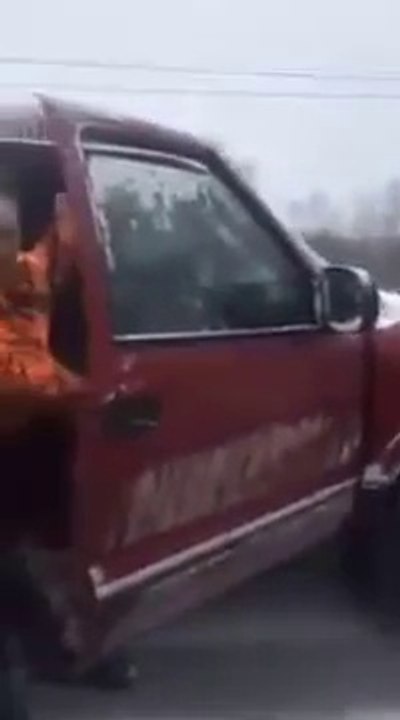 Un taré patine sur l'autoroute, accroché à une voiture!