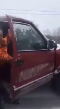 Un taré patine sur l'autoroute, accroché à une voiture!